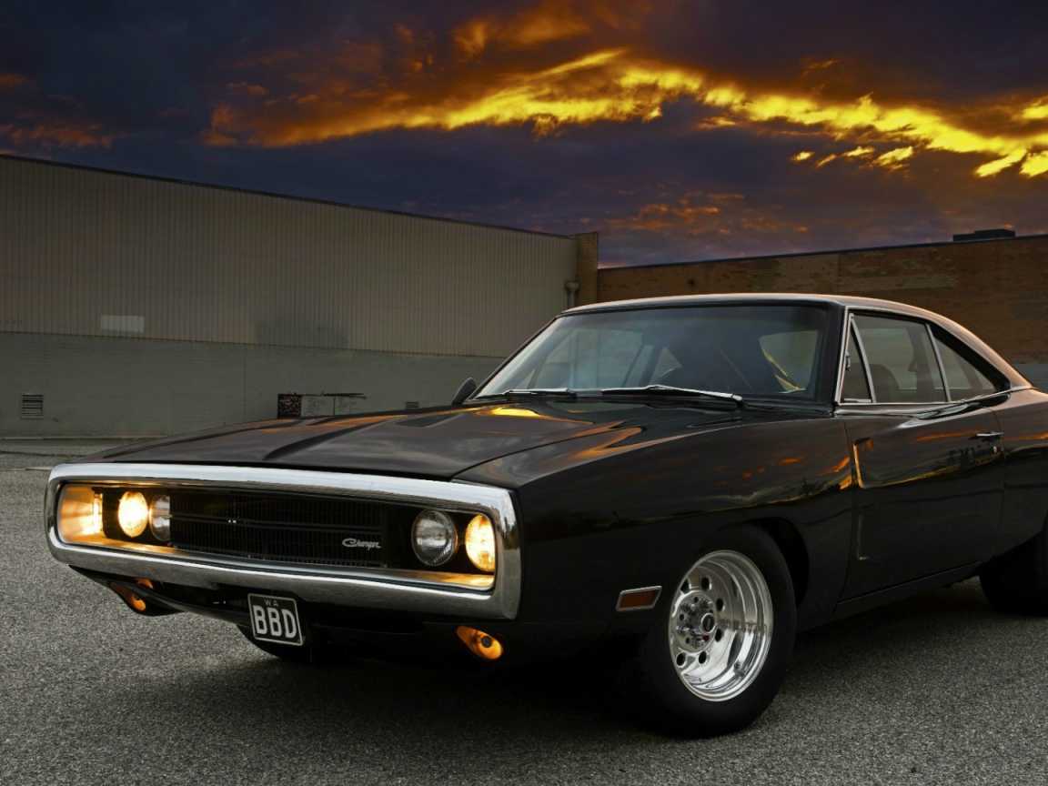 Dodge Charger на фоне оранжевых облаков