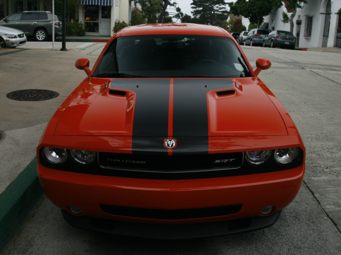 Красный Dodge Challenger SRT8