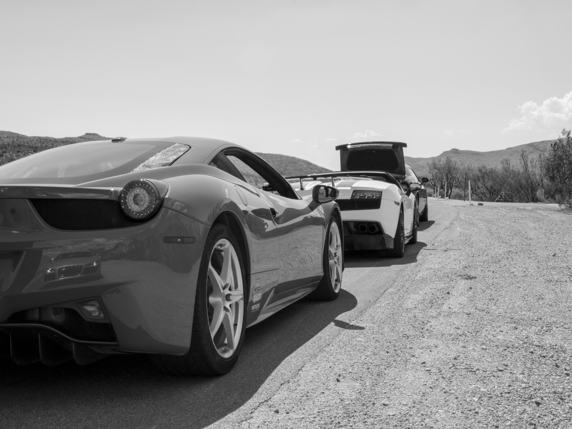 Черно белое фото автомобиля Ferrari 458