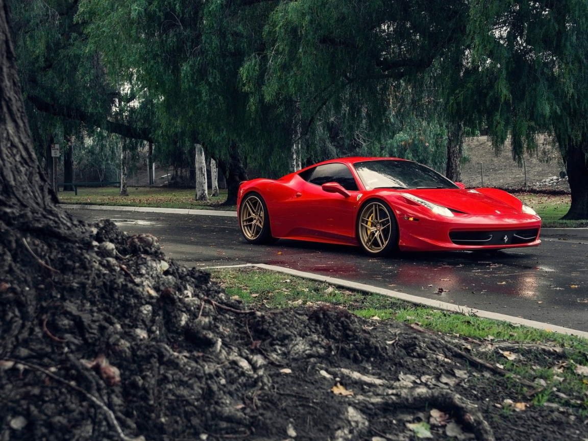 Красный Ferrari 458 Italia на улице после дождя