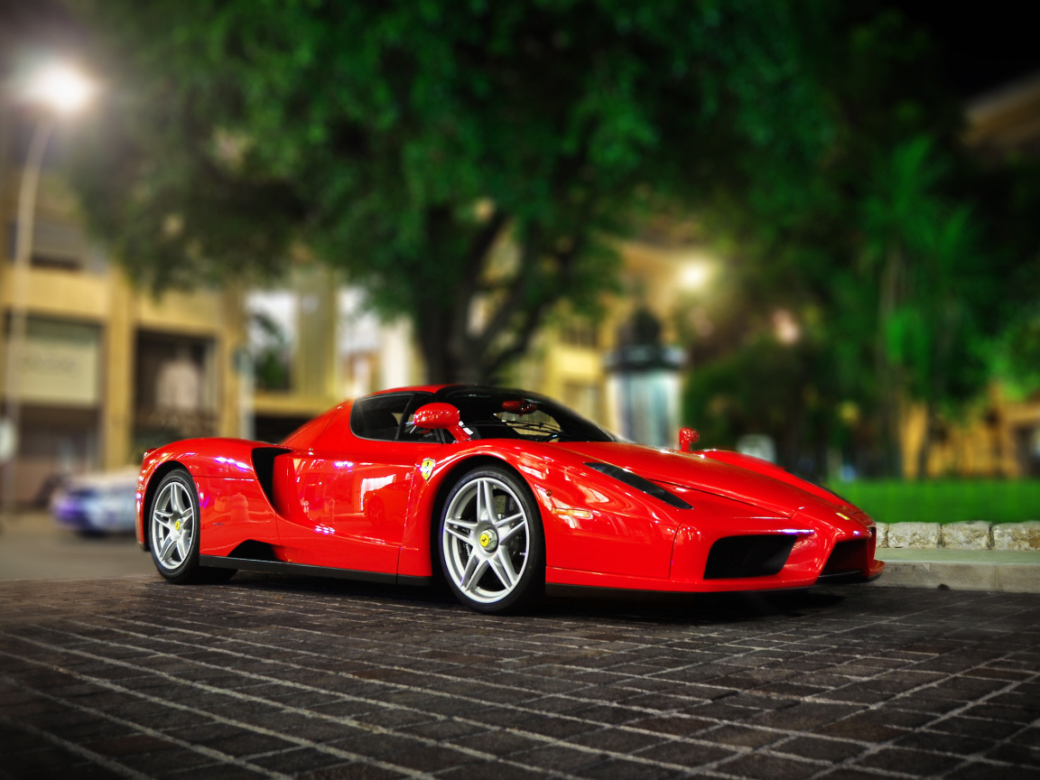 Красный Ferrari Enzo на вечерней улице