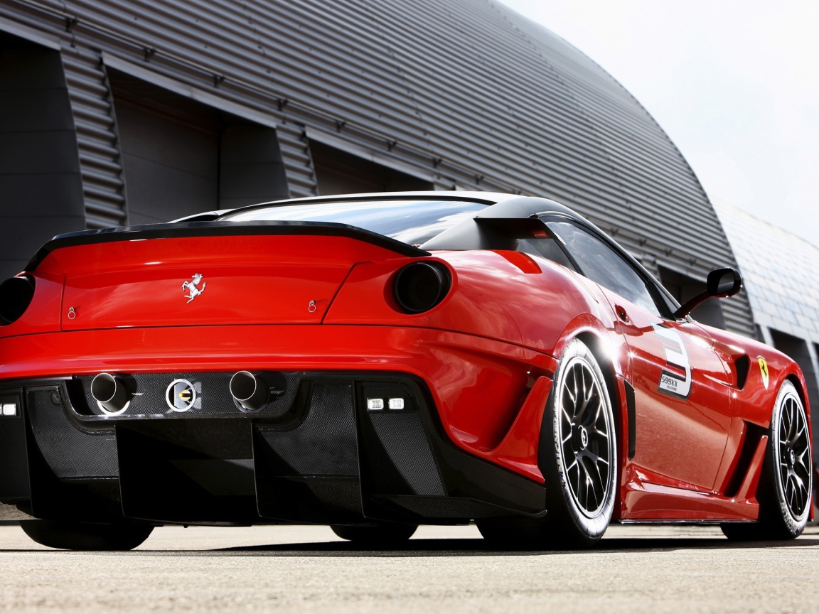 Красный Ferrari у ангара