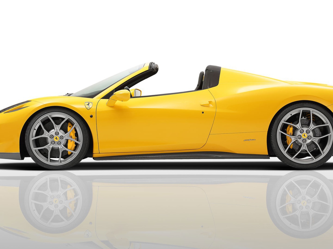 Вид сбоку на желтый Ferrari 458