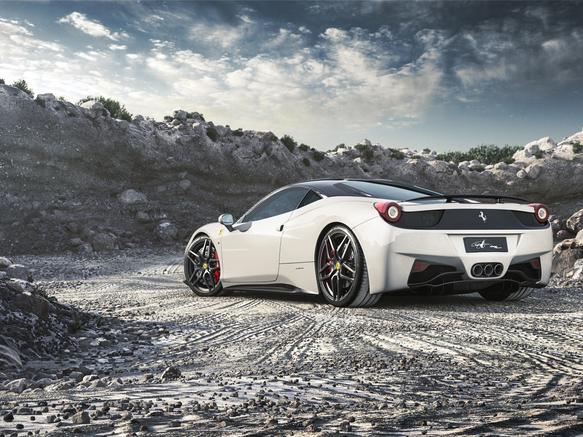 Белый Ferrari 458 Italia в карьере