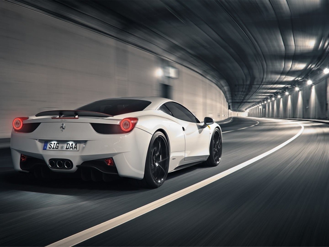 Белый Ferrari 458 в тоннеле