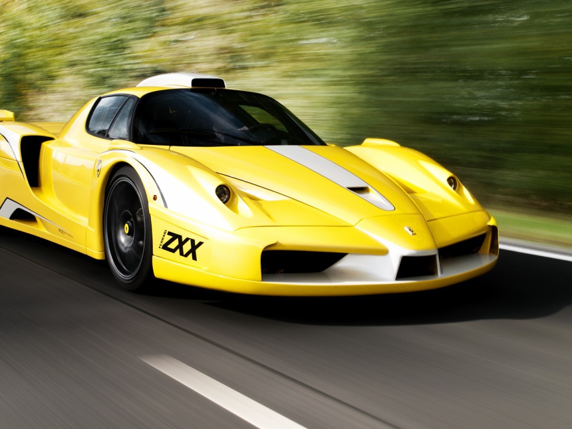 Желтый Ferrari Enzo мчится по шоссе