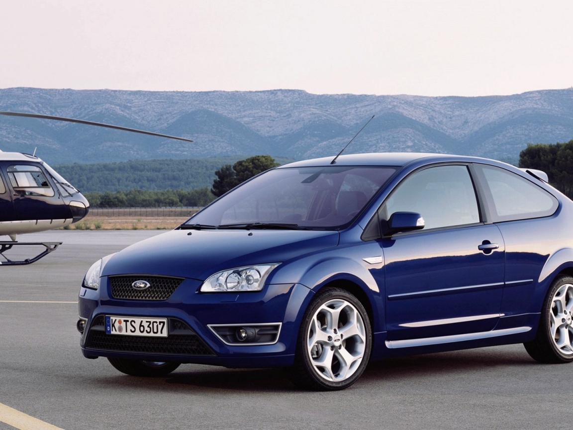 Голубой Форд на вертолетной площадке