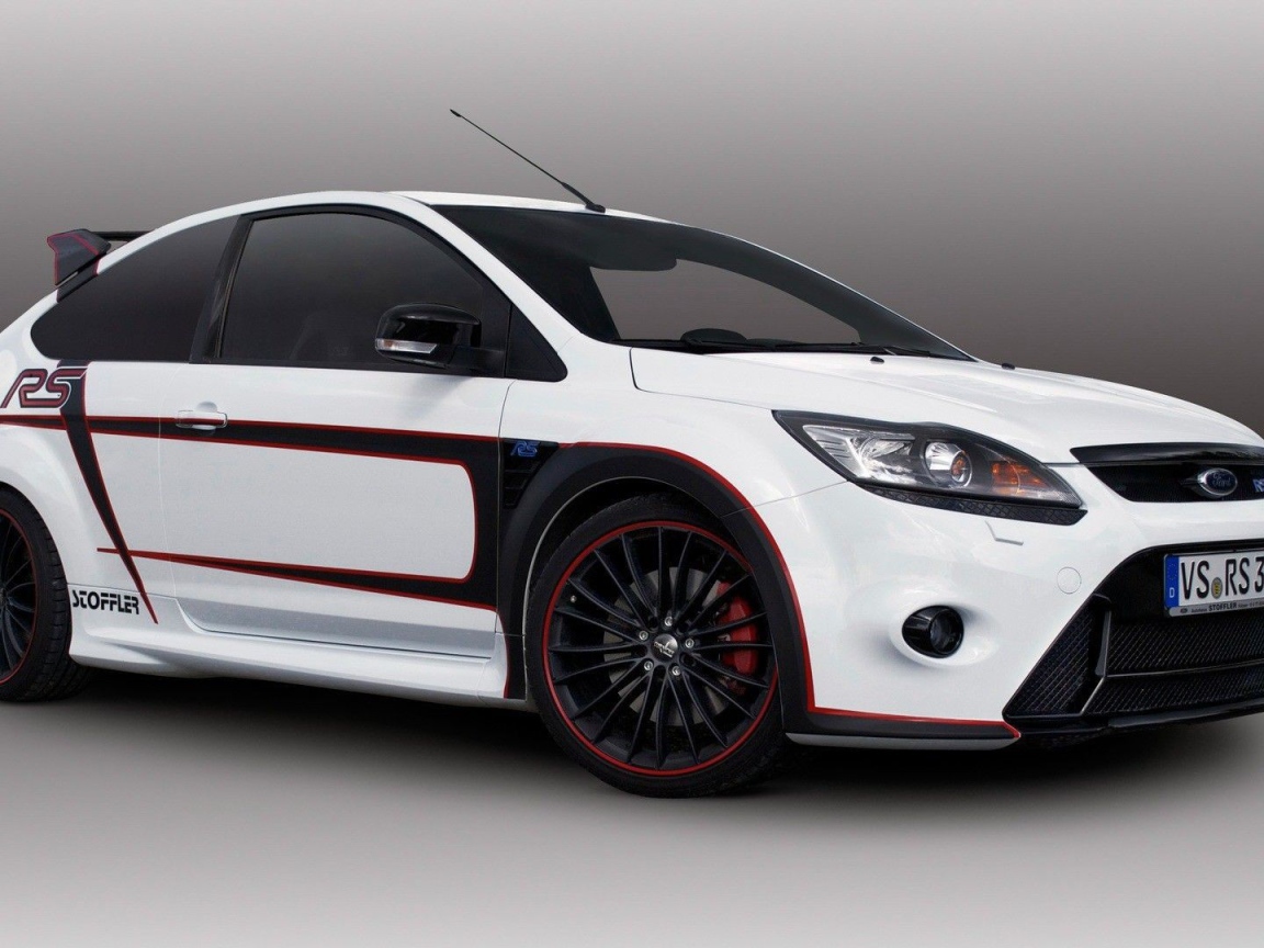 Новый белый Форд на сером фоне