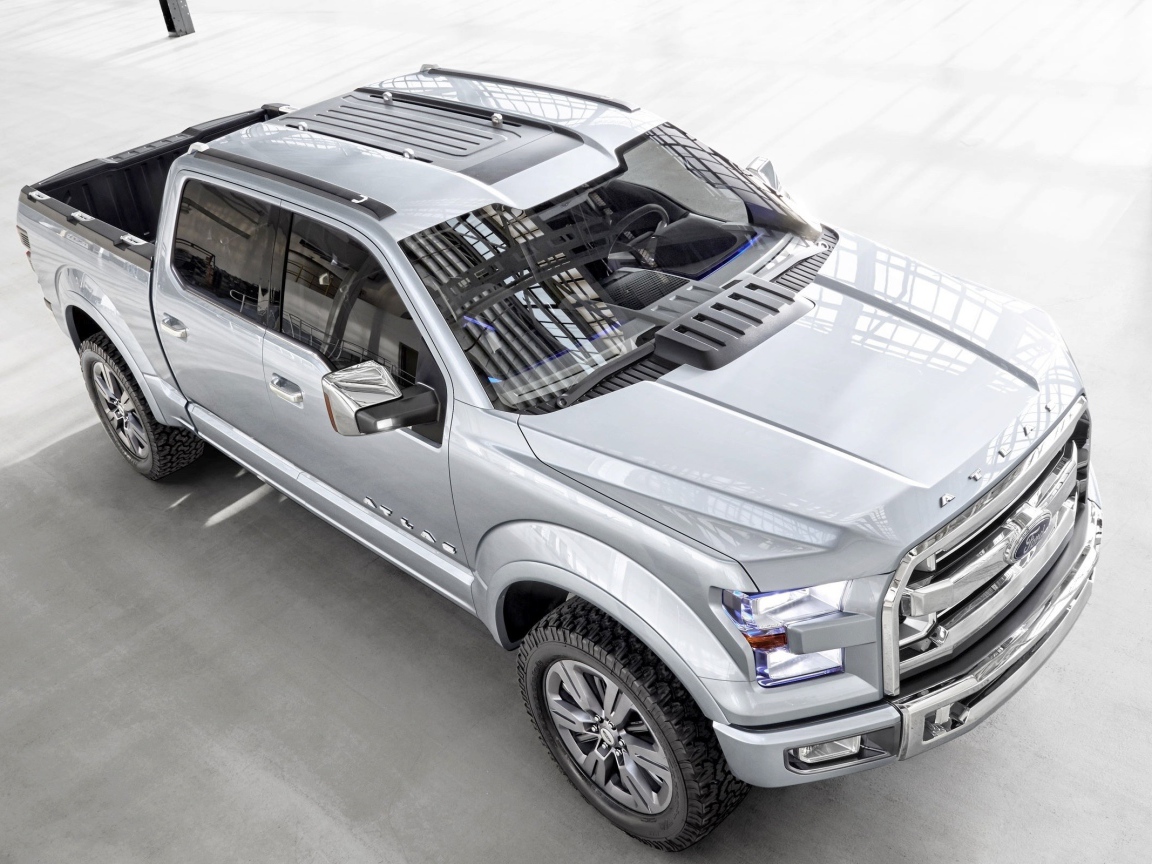 Мощный серебристый Форд пикап