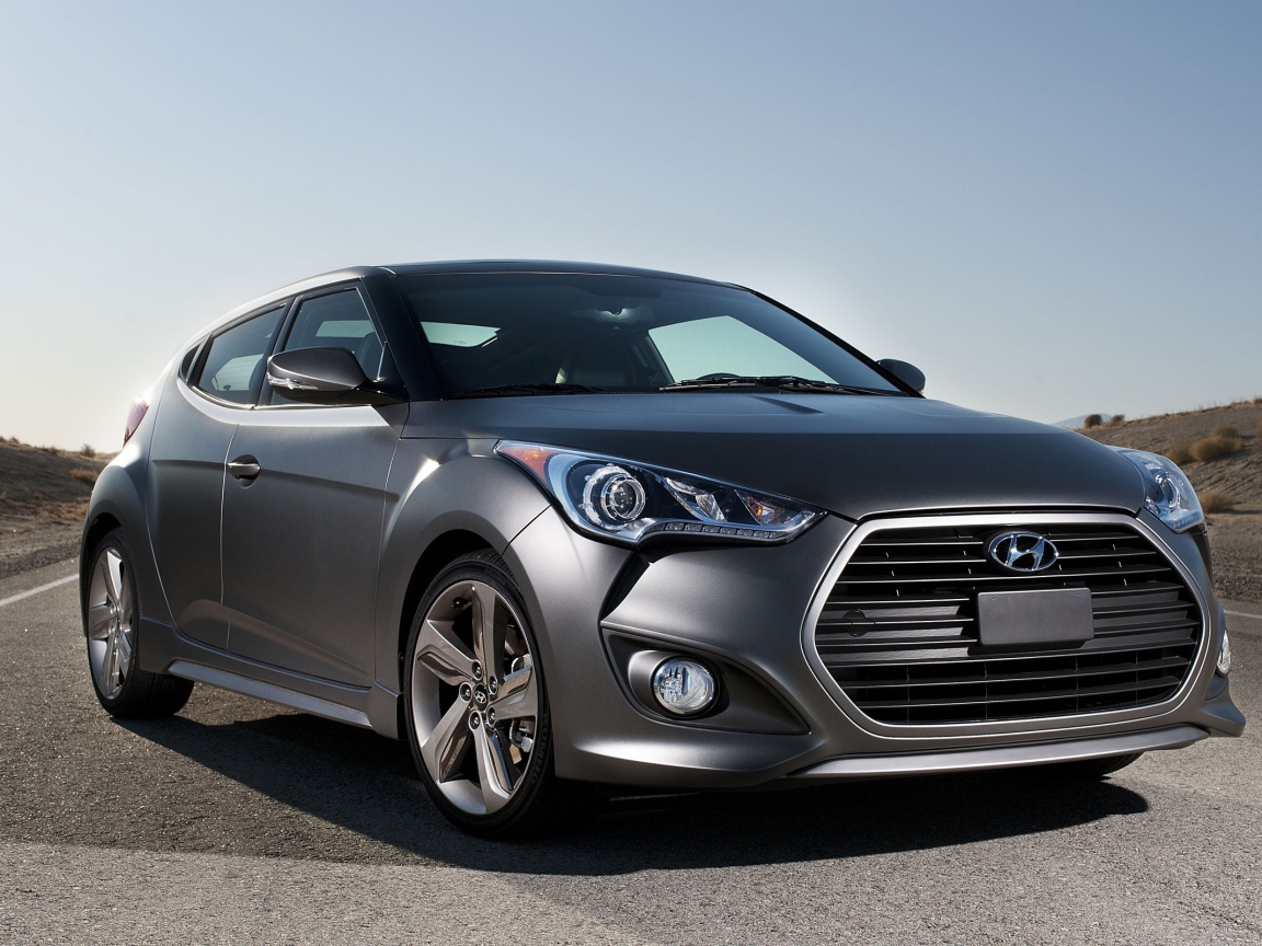 Автомобиль Hyundai Veloster на шоссе