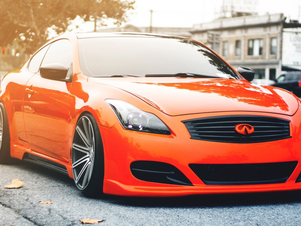 Красный автомобиль Infiniti G37S