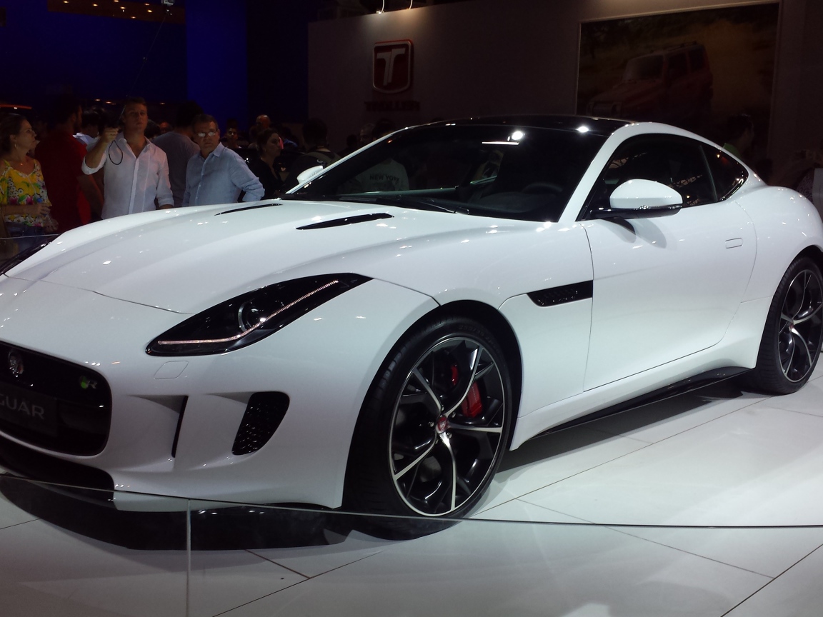 Новый белый Jaguar на выставке