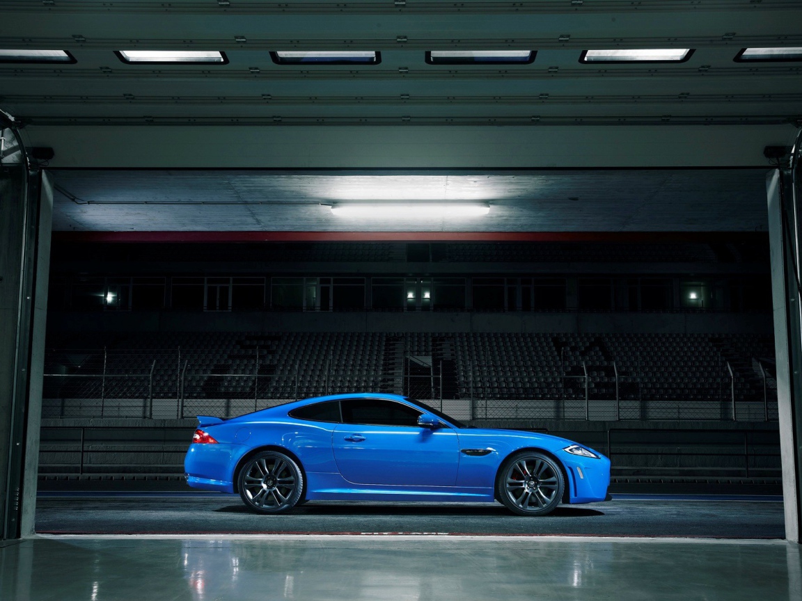 Голубой Jaguar XKR-S на стадионе