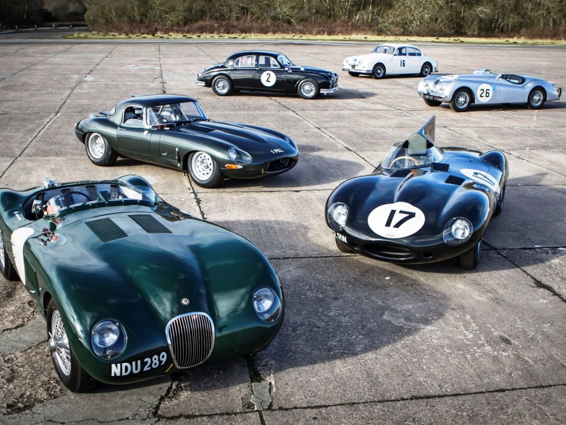 Парад гоночных ретро автомобилей Jaguar E-Type