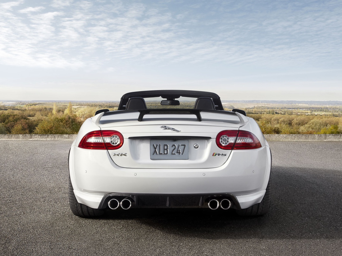 Белый Jaguar XKR на фоне природы