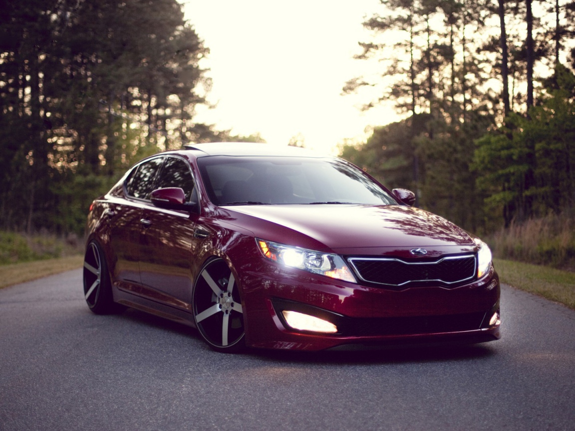 Киа Оптима вишневого цвета