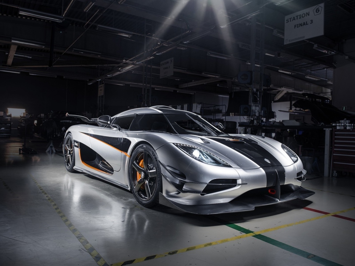 Серебристый Koenigsegg Agera в гараже