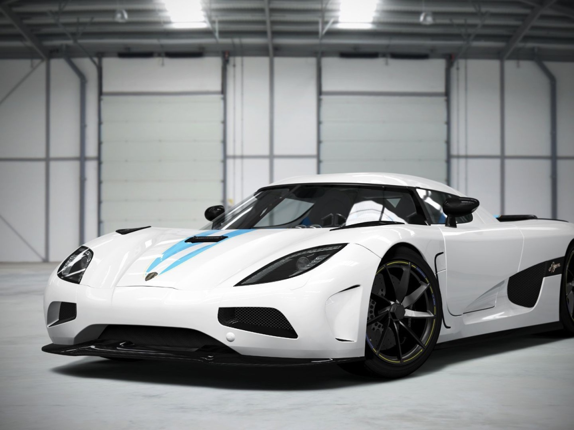 Белый Koenigsegg Agera в ангаре