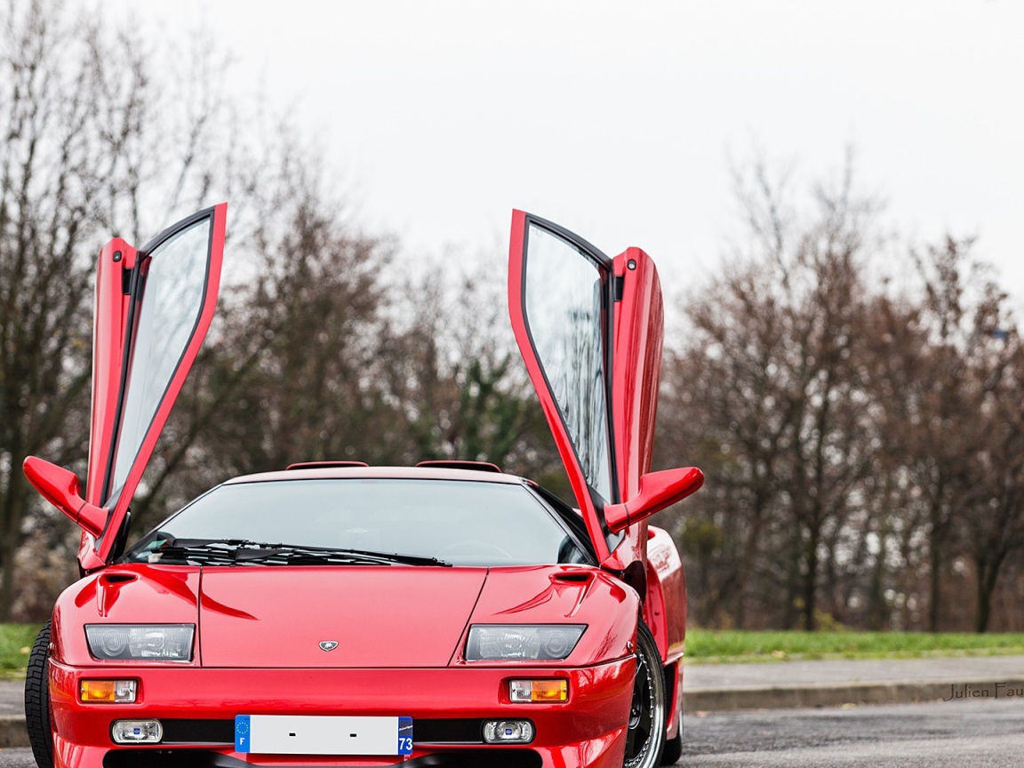 Красный Ламборигини Diablo с открытыми дверями