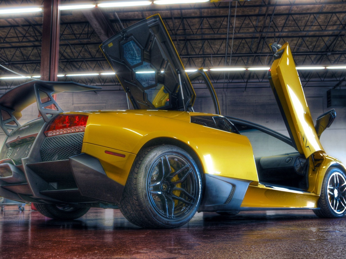 Великолепный Lamborghini Miura желтого цвета