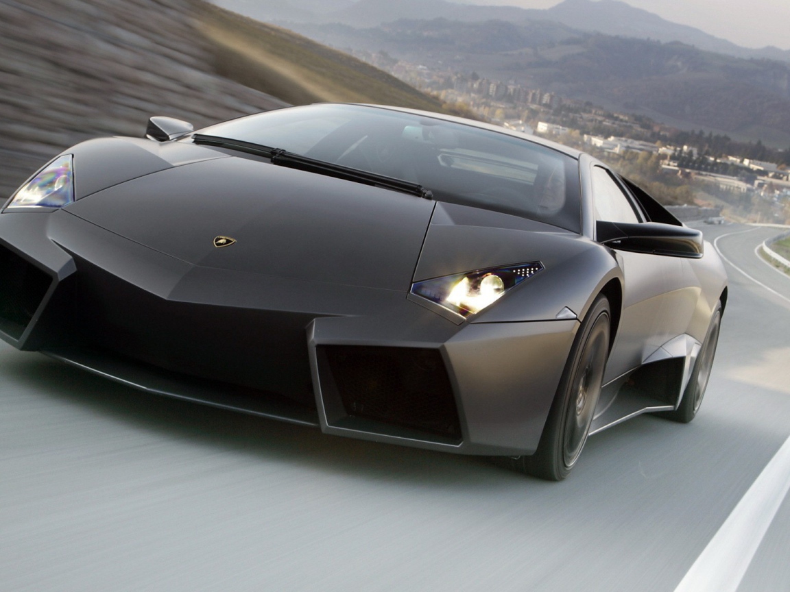 Lamborghini Reventon на загородном шоссе