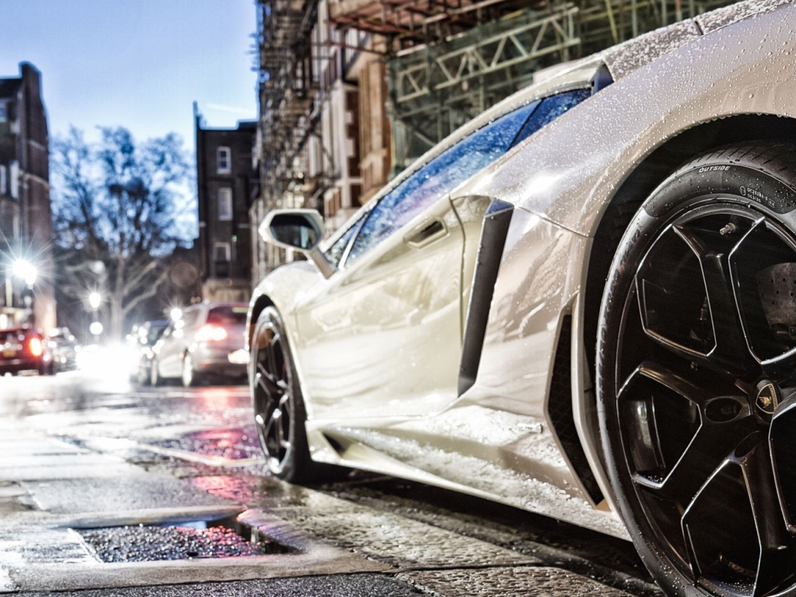 Ламборгини под дождем на городской улице