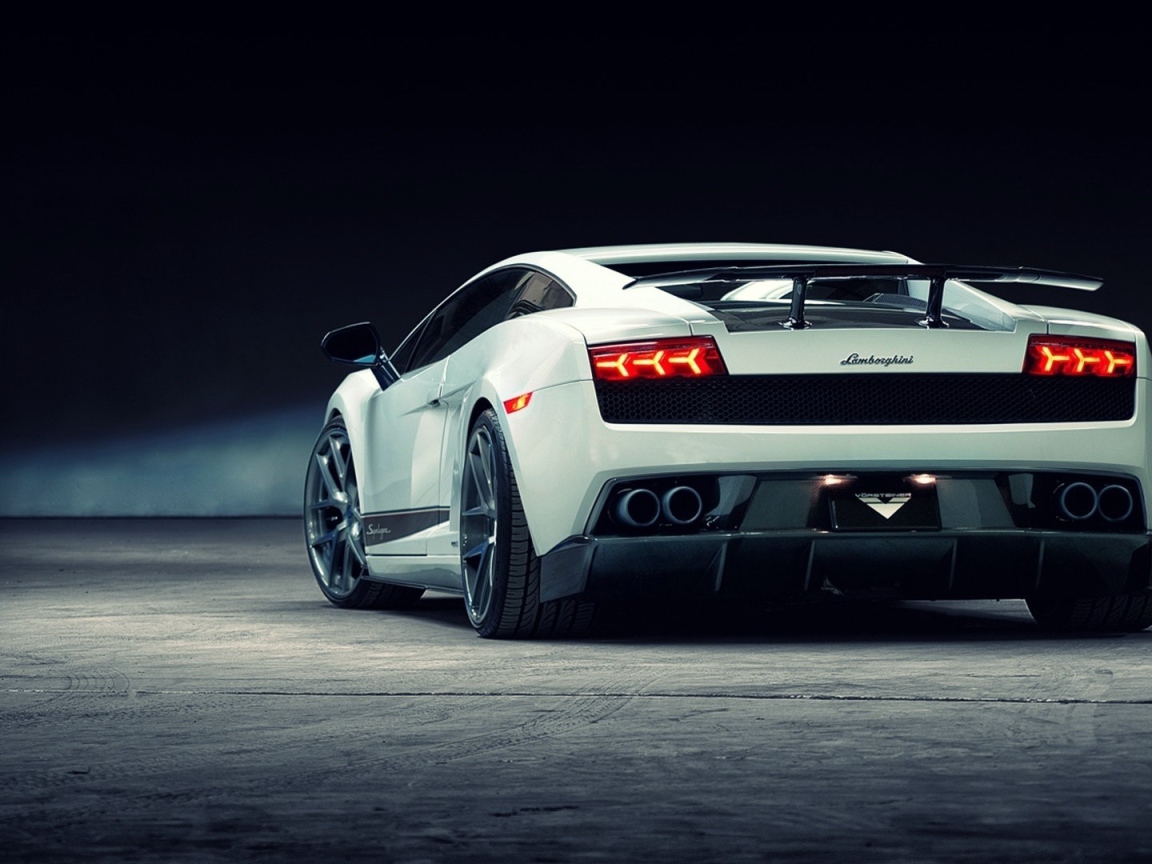 Задние огни белого Lamborghini Reventon