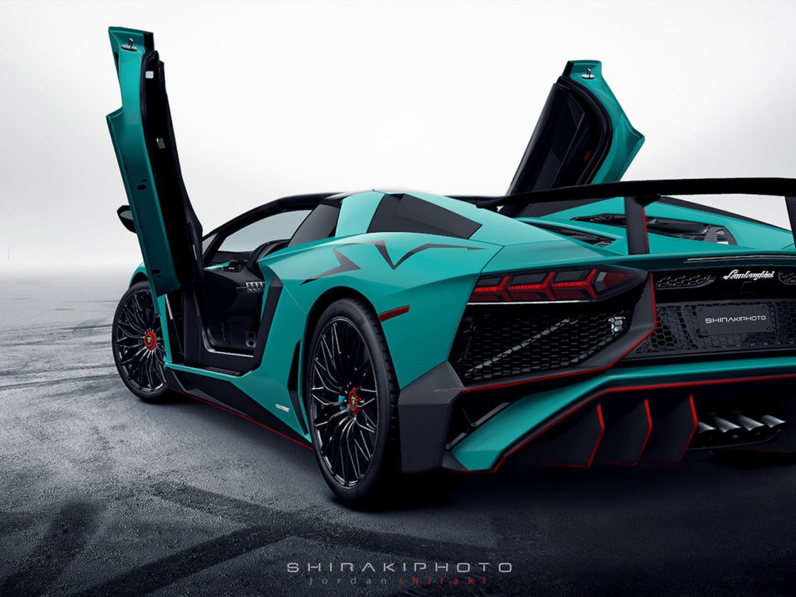 Вид сзади на светло зеленый Lamborghini Aventador