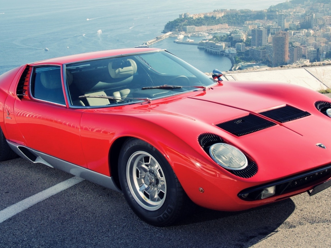 Красный Lamborghini Miura на фоне города