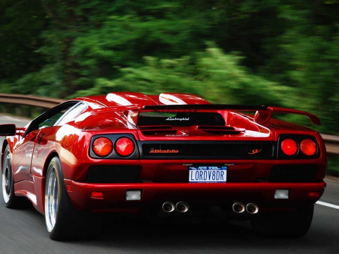 Красный Ламборигини Diablo на дороге