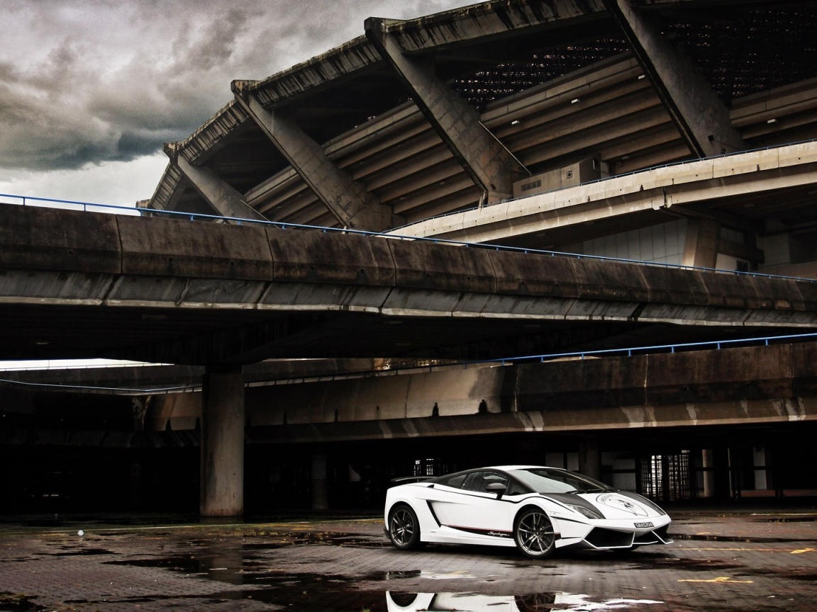 Белый Ламборгини у стадиона