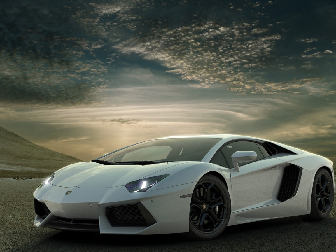 Белый Ламборгини в пустыне на фоне неба