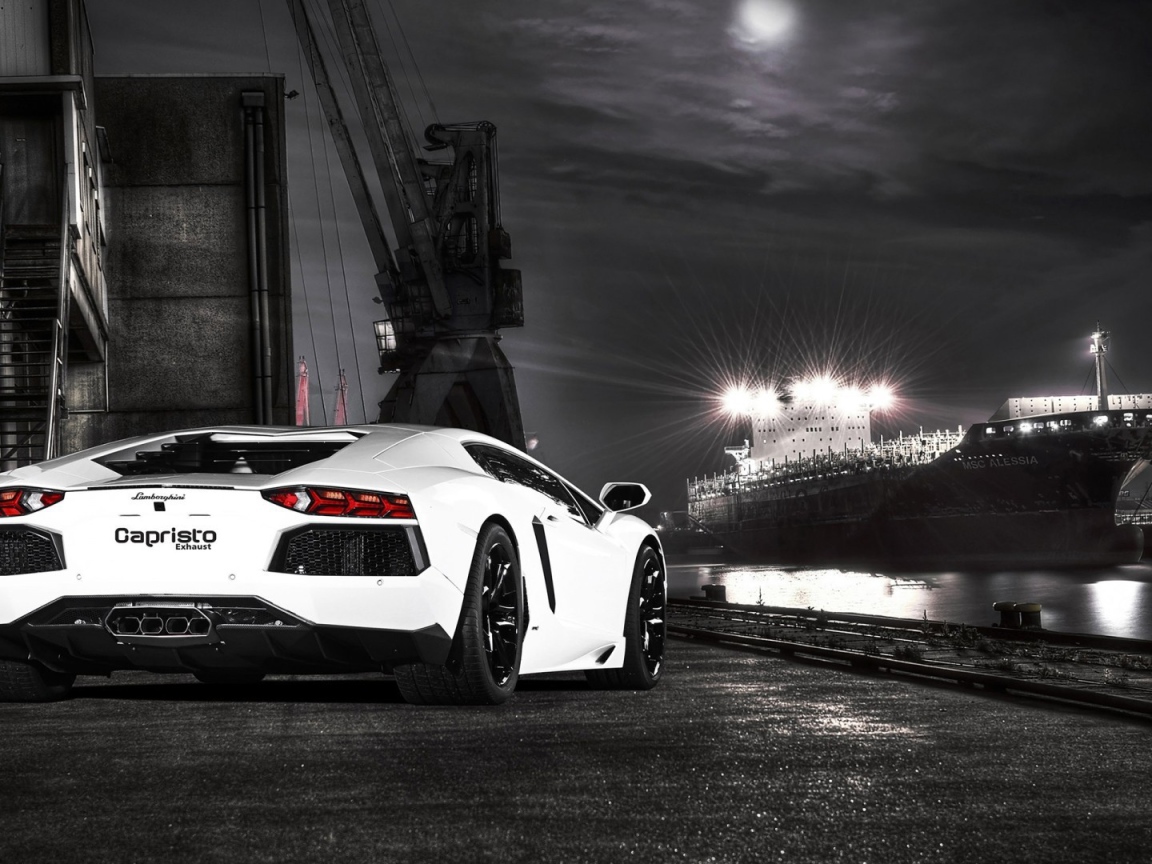 Белый Ламборгини на фоне корабля в порту