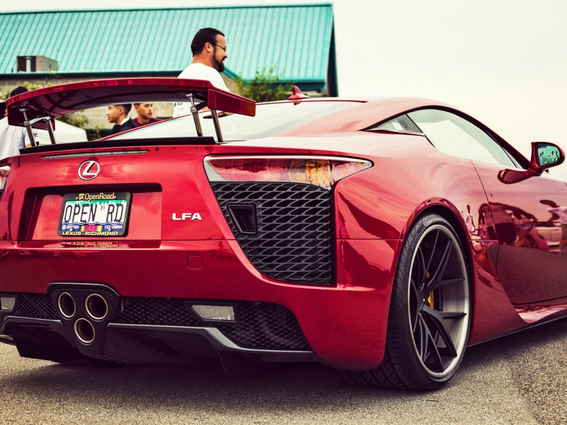 Красный Lexus LFA