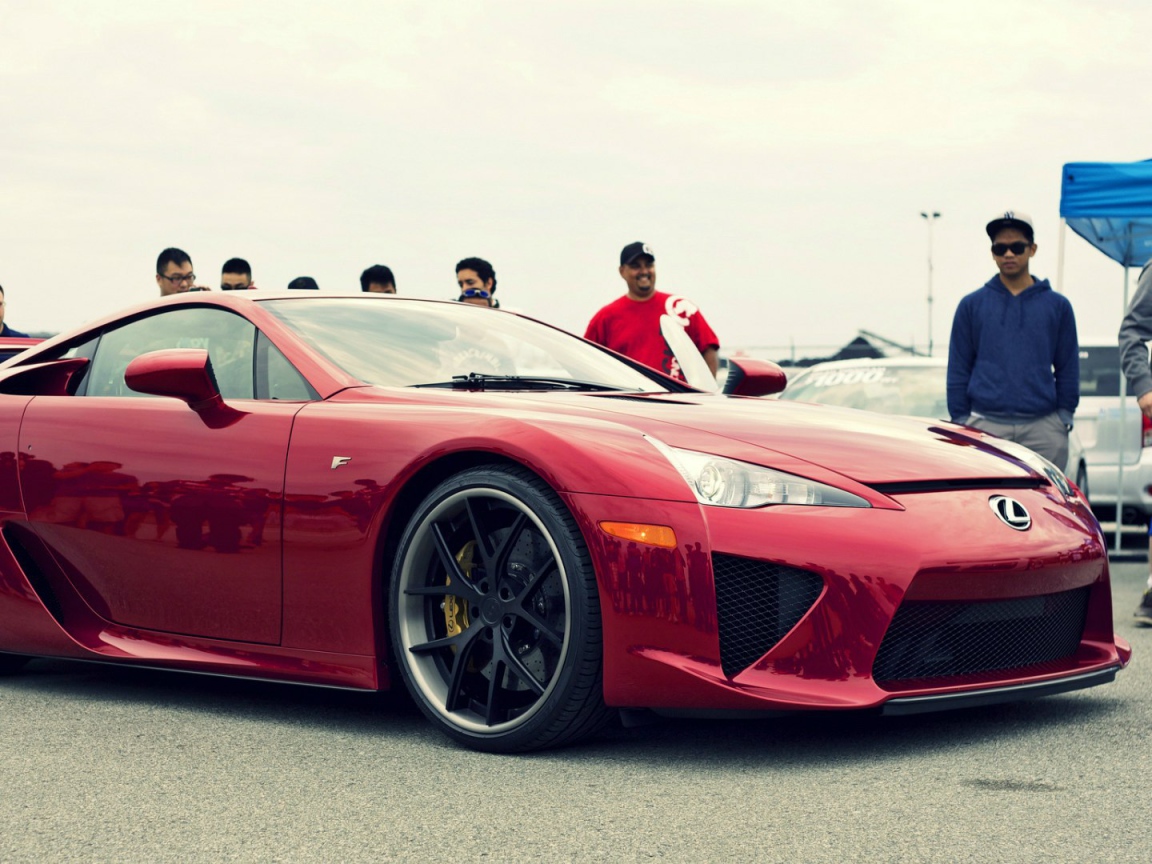 Красный автомобиль Lexus LFA
