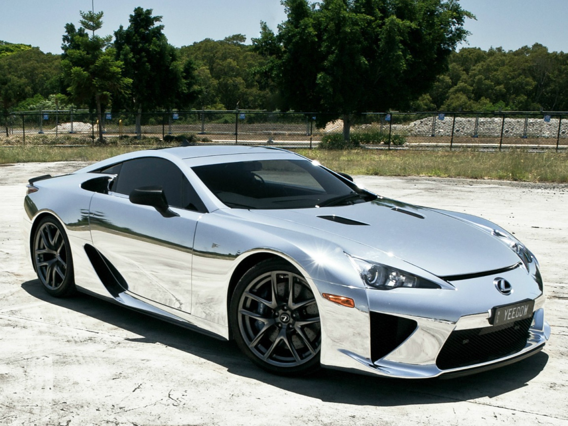 Серебристый автомобиль Lexus LFA