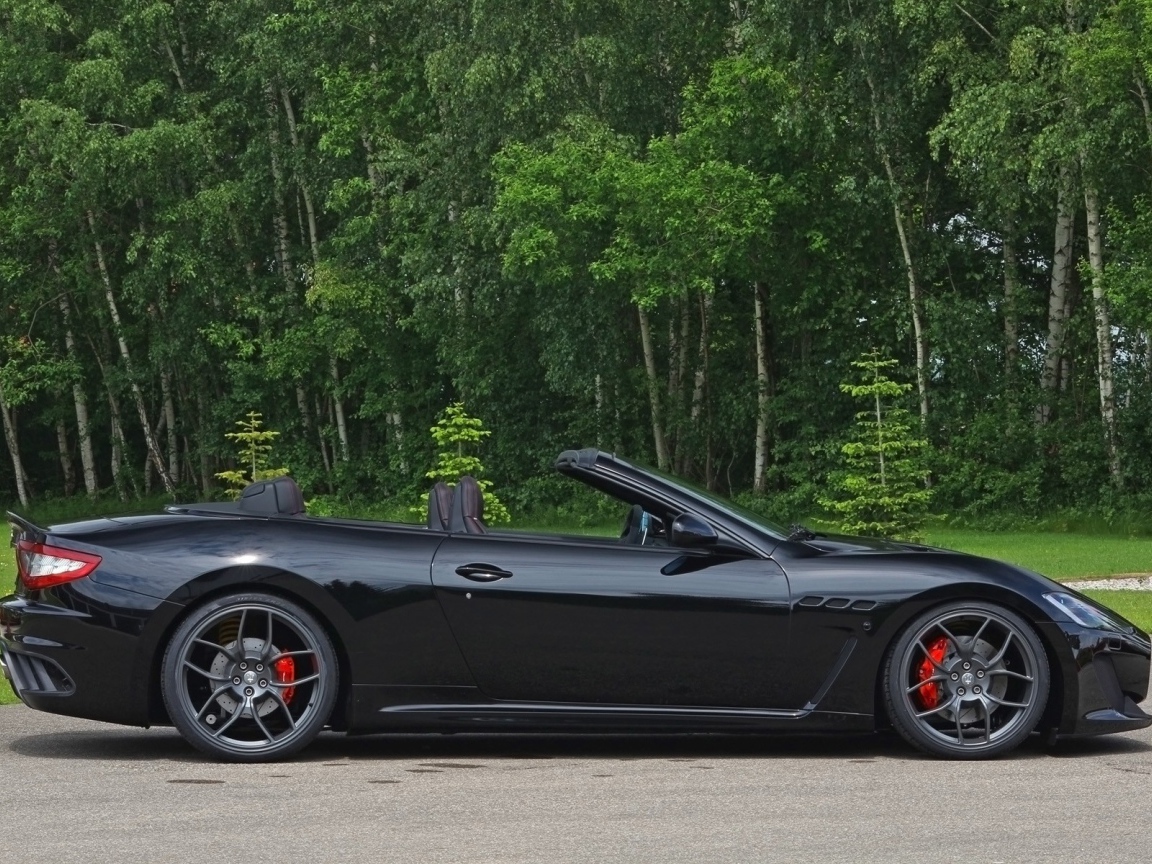 Черный кабриолет Maserati на фоне леса