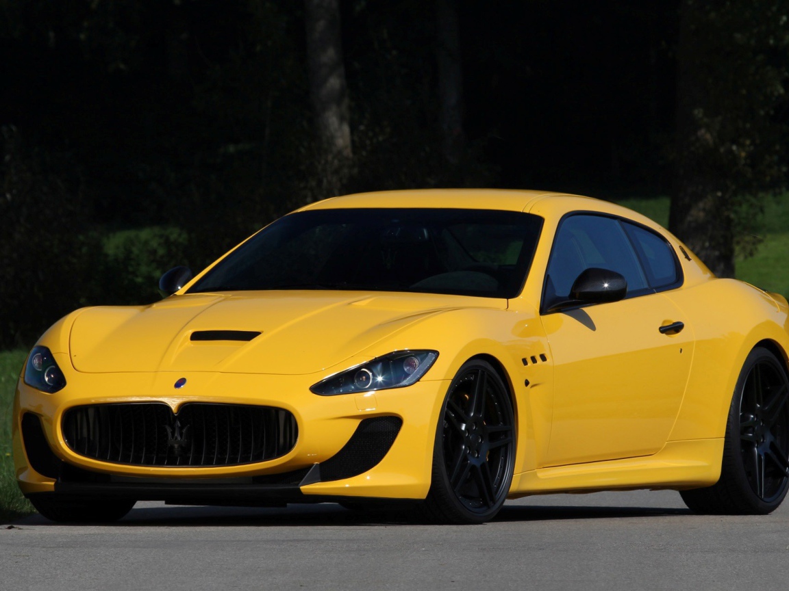 Вид спереди на желтый Maserati