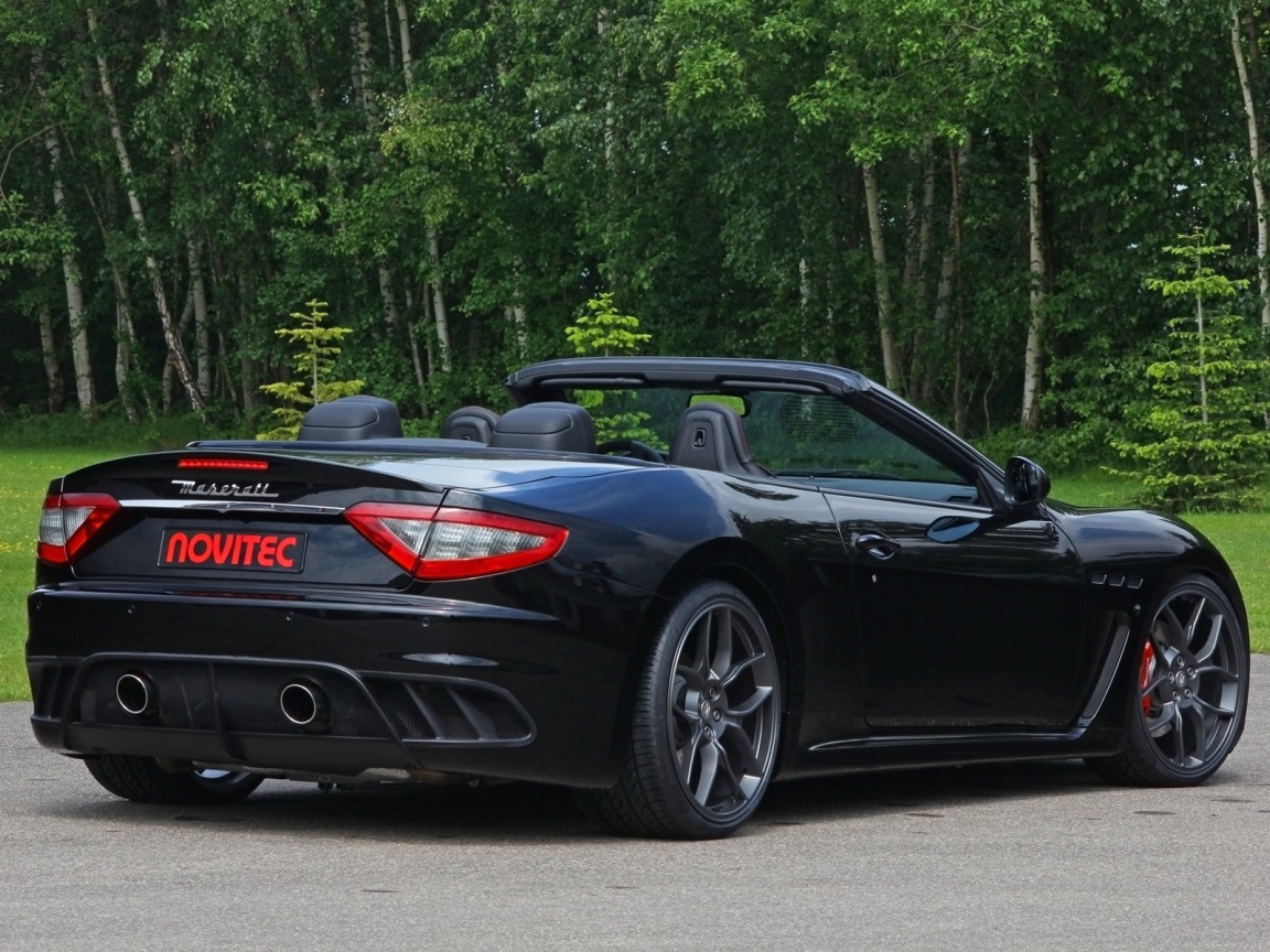 Кабриолет Maserati на фоне леса