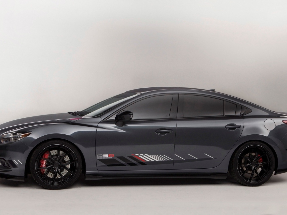 Черный автомобиль Mazda CS6