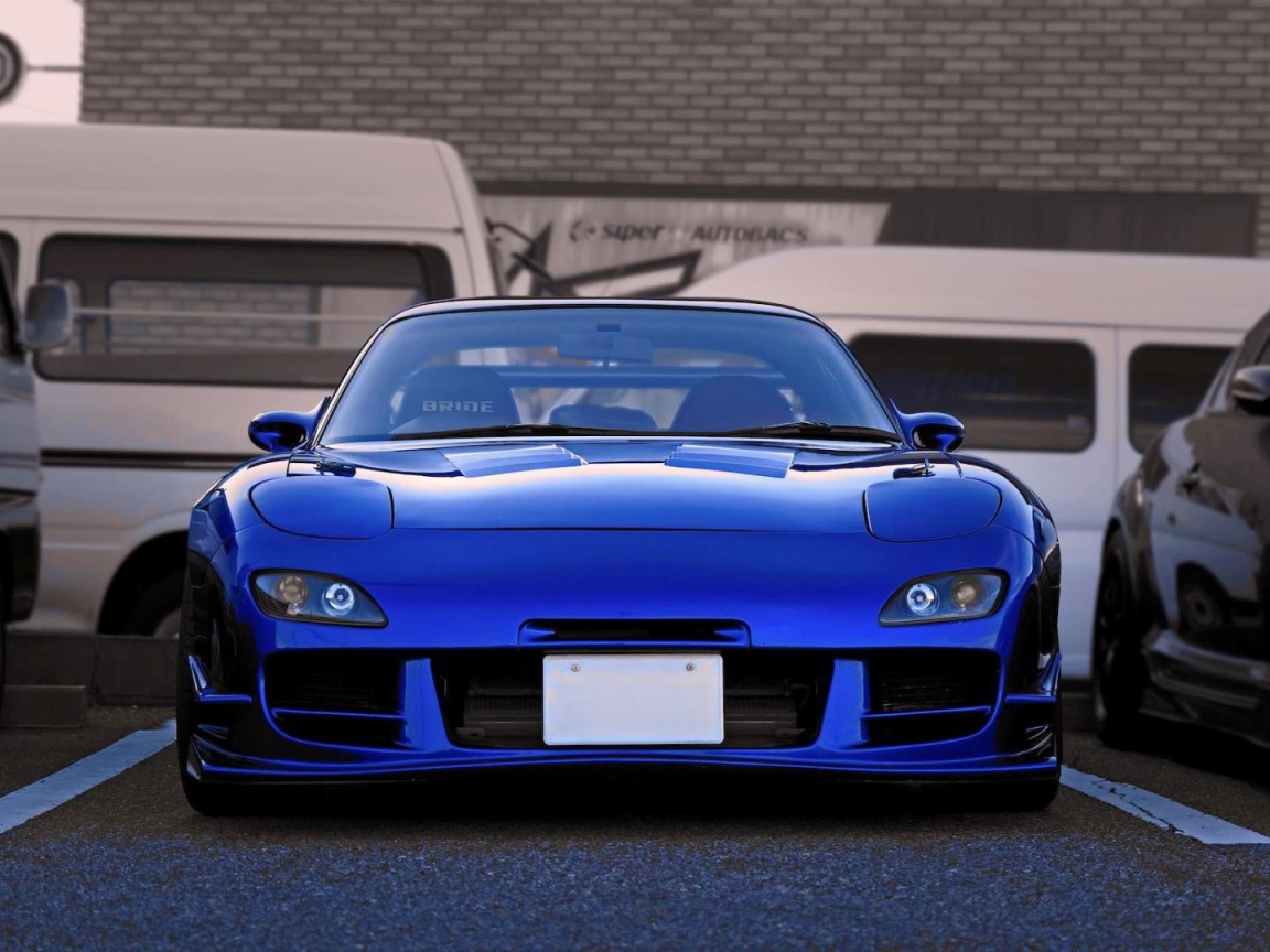 Голубая Mazda RX-7 на парковке