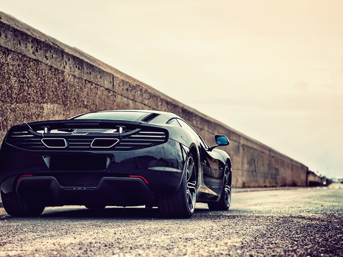 Черный McLaren MP4-12C у стены