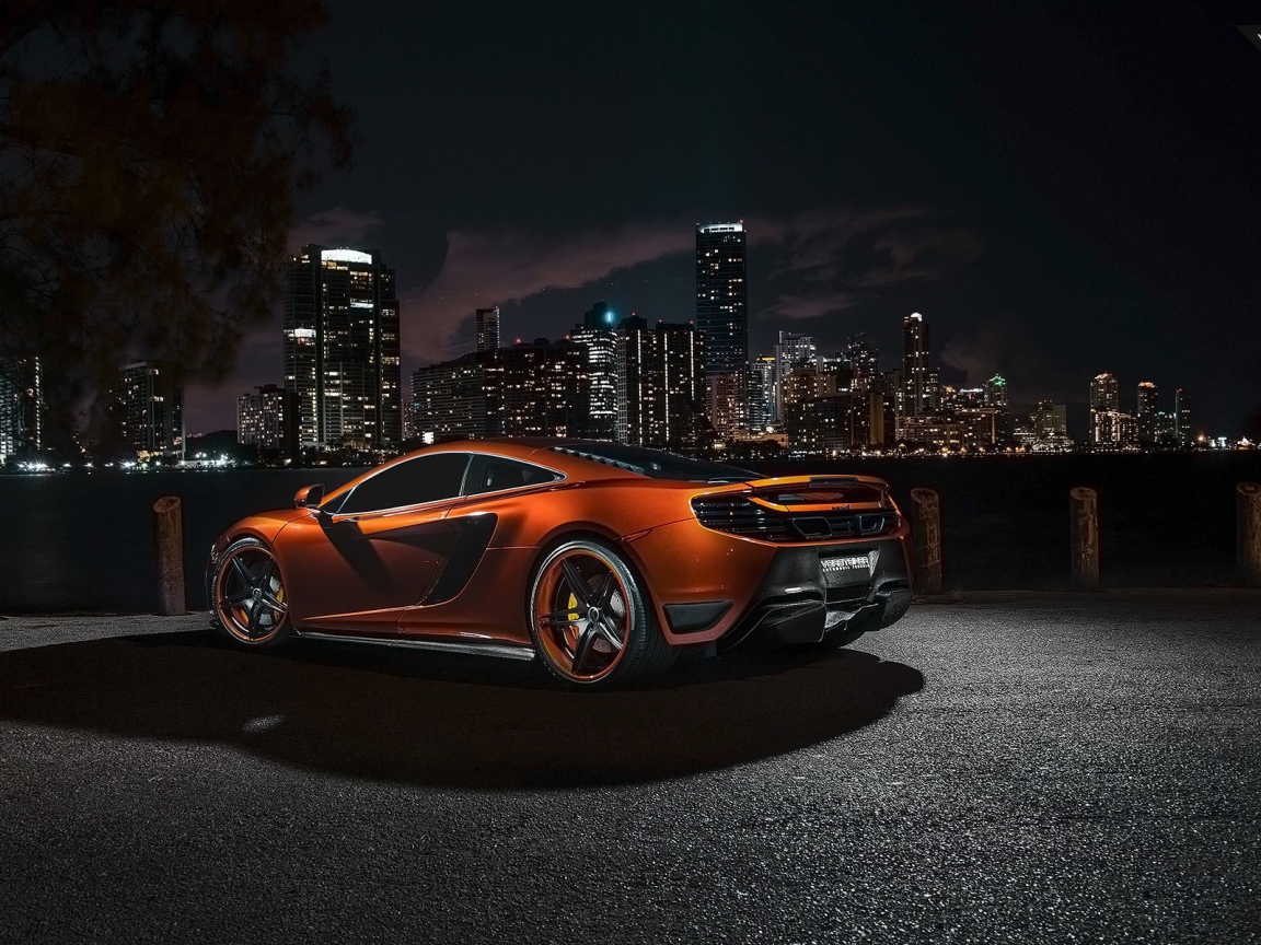 Оранжевый McLaren MP4-12C на фоне ночного города