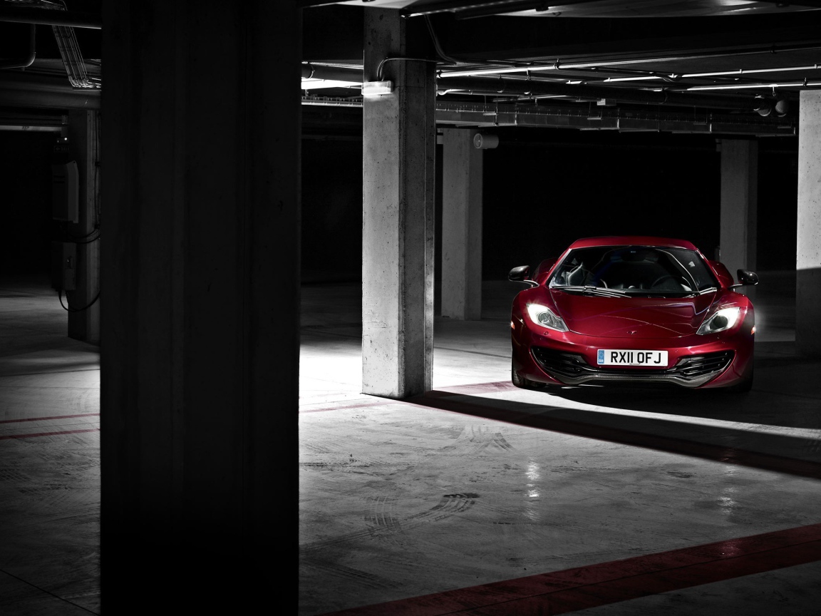 Красный McLaren MP4-12C на подземной парковке