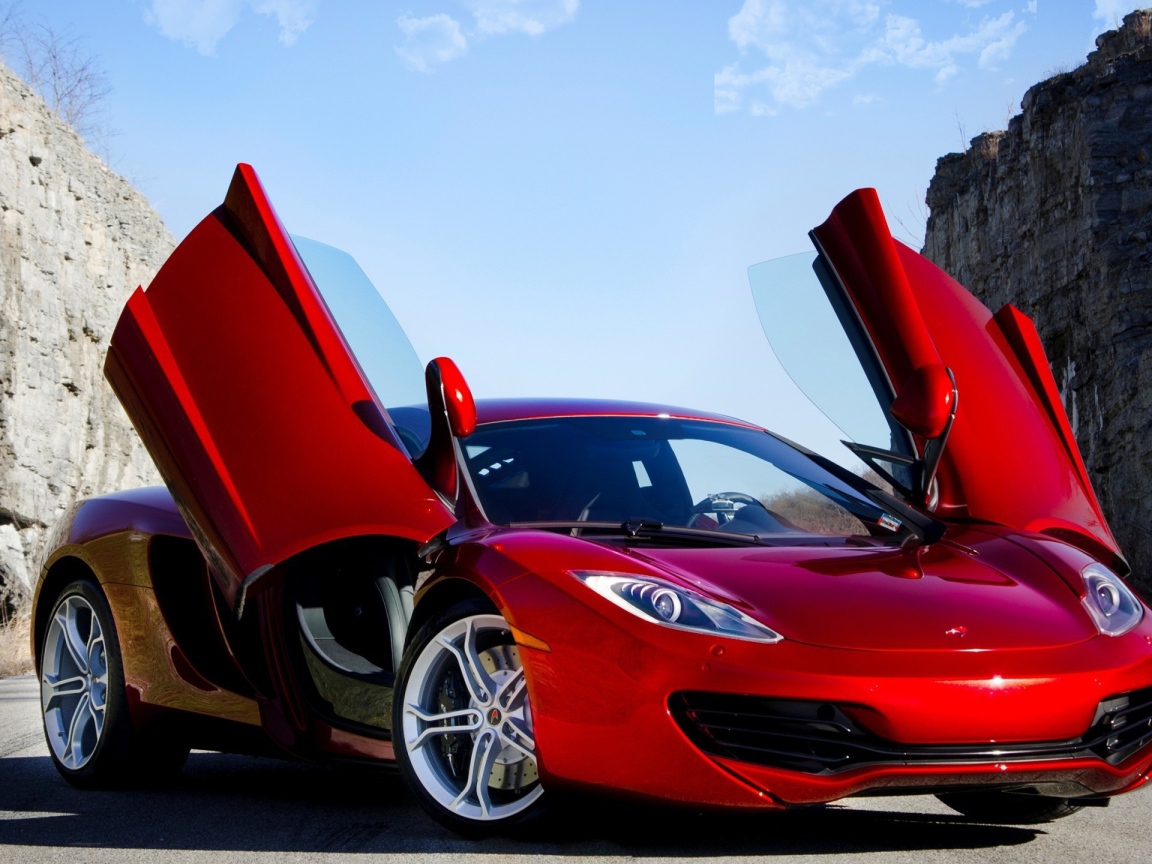 Красный McLaren MP4-12C с открытыми дверями