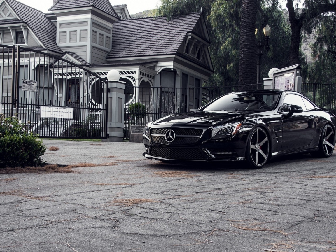 Черный Мерседес у ворот виллы