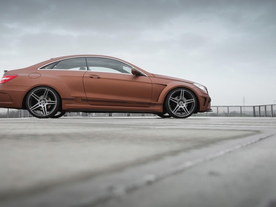 Коричневый Mercedes-Benz на парковке