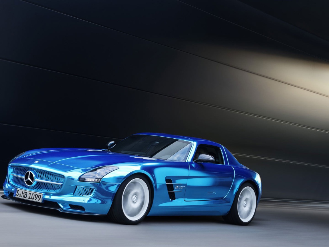 Автомобиль Mercedes SLS цвета голубой металлик