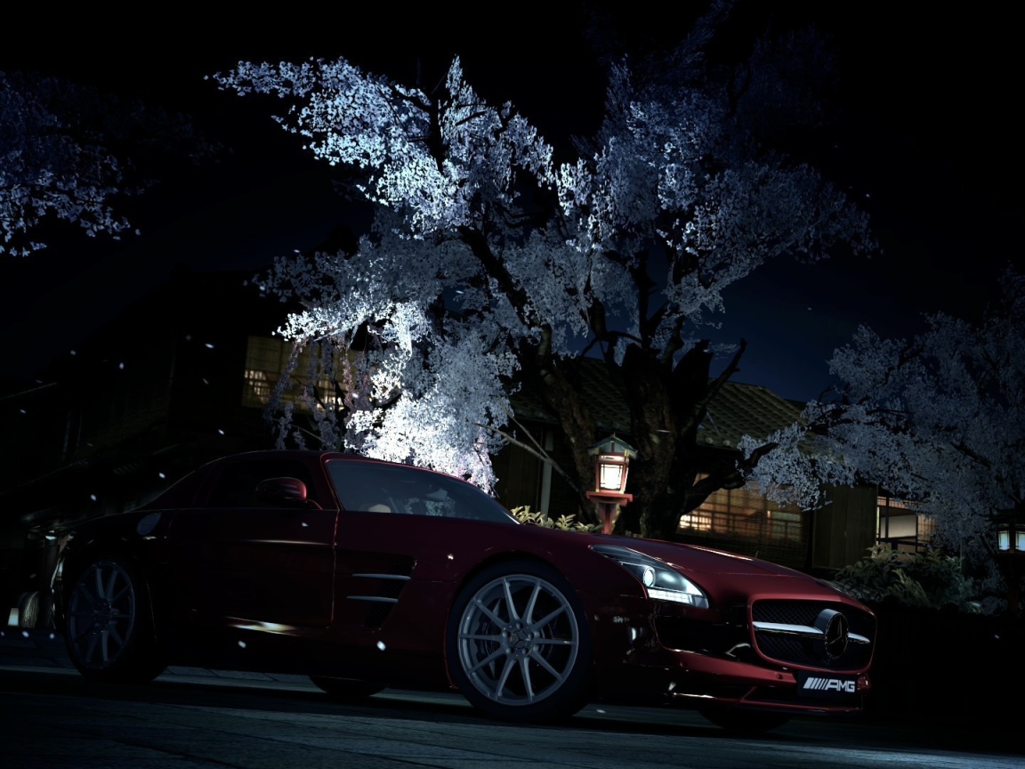 Темно красный Mercedes-Benz на фоне цветущего дерева