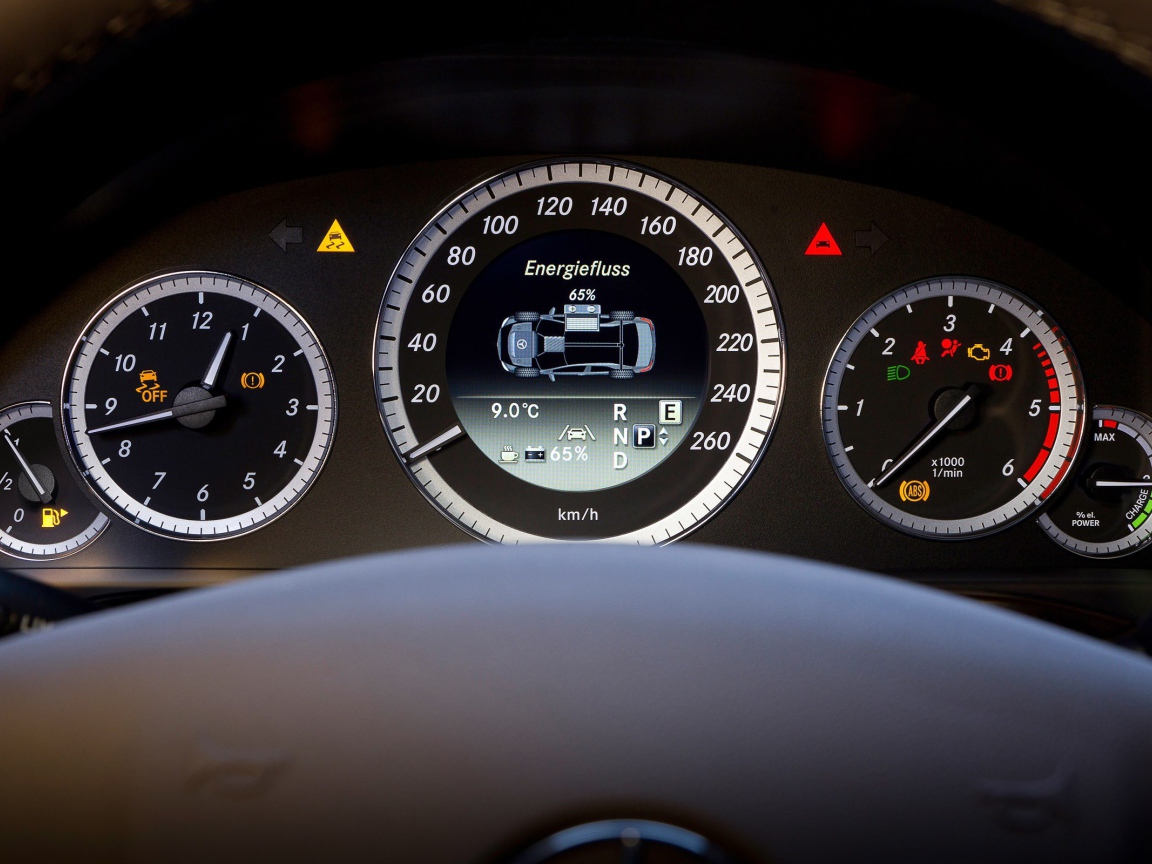 Панель приборов автомобиля Mercedes SLS